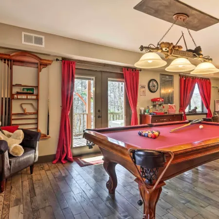 'Joshuas Lodge' w/ Hot Tub + Mountain Views!