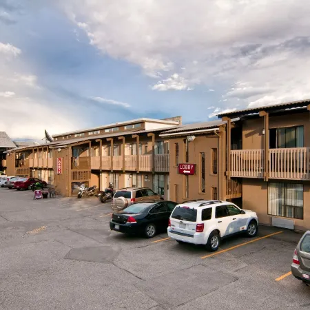 Econo Lodge Inn & Suites