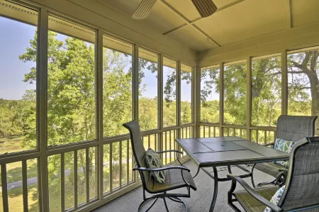 Sea Trail Resort Villas Condo with Community Perks! Отели рядом с достопримечательностью «Парк Сансет Бич»