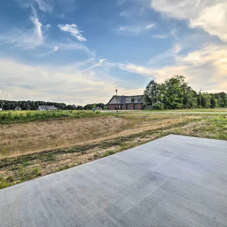 Cozy Murray Retreat Near MSU and Local Eateries