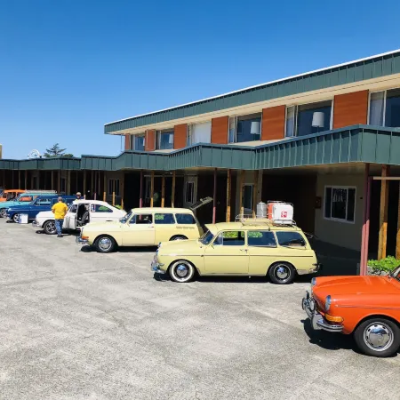 Curly Redwood Lodge