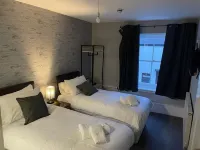 St Ives Hotels in Skewen