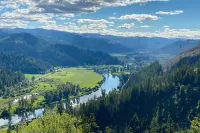 Private 2-Acre Retreat w/ Mtn Views, Walk to River - 3 étoiles