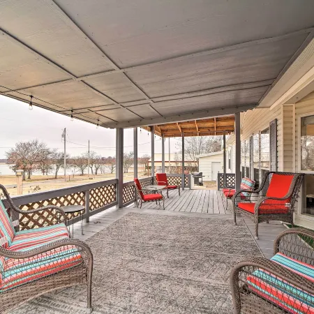 Eufaula Escape w/ Deck - Steps to Lake!