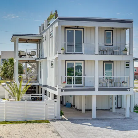 Rooftop Deck & Hot Tub: Mexico Beach Home!