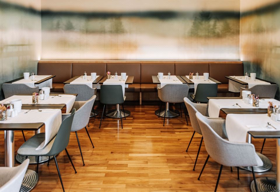 하인호텔 비엔나 에어포트의 현대적인 로비 모습