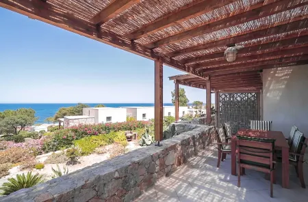 THE HOUSE GLEAMING IN THE RAYS OF THE SETTING SUN Отели в г. Лумио