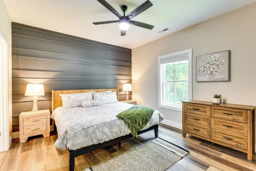 1 Mi to Lake Hartwell: Updated Retreat w/ Patio! - 3-Star