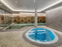 Grand Poet Hotel and Spa by Semarah - Bathtub