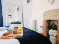 Scallop Cottage Hotels near Four Crows Gallery