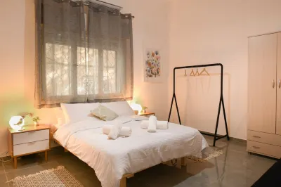 Charming Home in the Heart of Haifa by Sea N Rent โรงแรมใน
