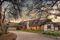 Cathedral by AvantStay Charming Secluded Estate w Sauna Pool Table Views of the Rolling Hills