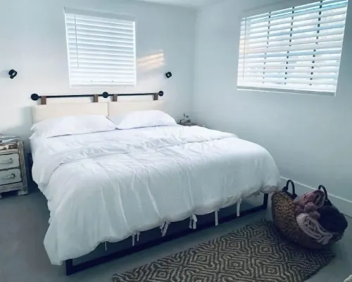Newly renovated 3 bedroom home with heated pool. Hotels in Venice Gardens