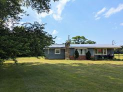 Superb 3-bedroom, 2 bath house on lake erie. 2 min drive to Barcelona Harbor!