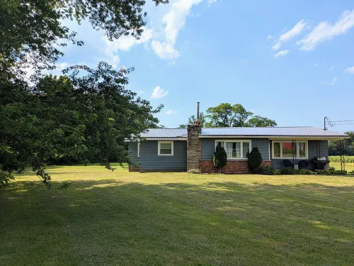 Superb 3-bedroom, 2 bath house on lake erie. 2 min drive to Barcelona Harbor!