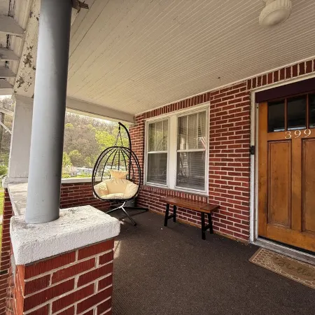 Charming 2-bedroom trail house in Bramwell, WV