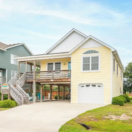 Bright and sunny family friendly cottage, 2 minutes to beach, Sound view sunsets