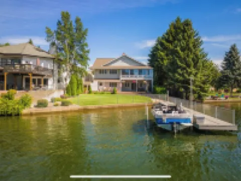 River's Edge Oasis, private dock, 2 kitchens, pool table, dog friendly! ポスト・フォールズのホテル