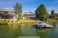 River's Edge Oasis, private dock, 2 kitchens, pool table, dog friendly!