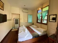 Baan Kornnara Resort Hotels in Amphawa