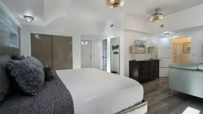 1 Acre LakeView Gem, Stunning Pool, Near Beach! Kayak/Pond/Spa - Fort Lauderdale Hôtels à proximité de : SE 15th St Park