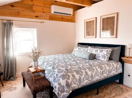 Charming Lakefront cottage on Cedar Lake. Beautiful Spa Bathroom, soaking tub Отели в г. LaGrange County