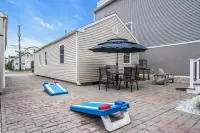 Walk 2 Beach with Towels & Linens, Coffee, BBQ Grill and AC