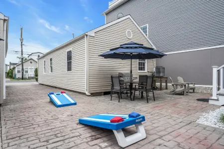 Walk 2 Beach with Towels & Linens, Coffee, BBQ Grill and AC Отели рядом с достопримечательностью «Coin Castle»