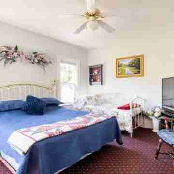 "The Hollies" Wine Country Victorian Farmhouse Rooms