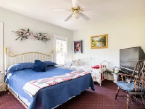 "The Hollies" Wine Country Victorian Farmhouse Hotels in Occidental