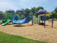 Entire cheerful 4 br townhouse by the lake