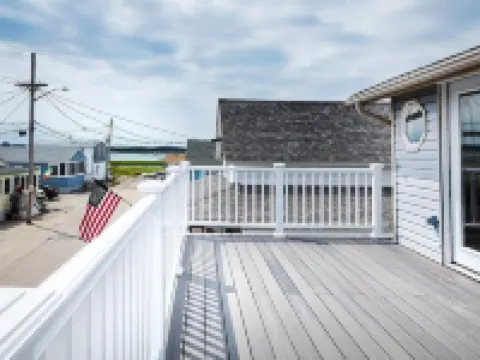 Beach Condo with a view! 3-bedroom with balcony porch! โรงแรมในHampton Beach