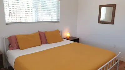 Entire House in Quiet Neighborhood! 2 Miles from Joshua Tree NP Desert Institute at Joshua Tree National Park附近的飯店