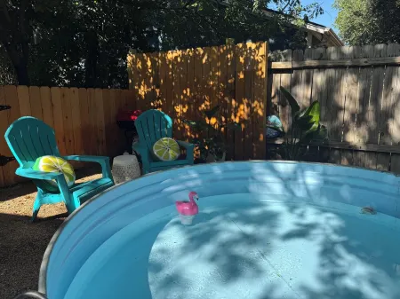 Fully-Stocked Home with Cowboy Pool & Luxury Beds Отели в г. Джорджтаун