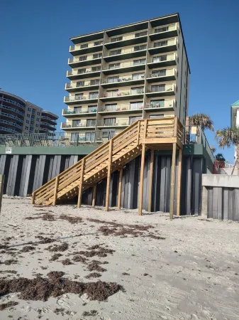 SUNGLOW RESORT 503 Spacious Deluxe Ocean Front Corner Suite with Large Balcony Отели рядом с достопримечательностью «Парк Ван Авеню»