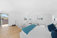 The Diamond Dune' Luxury Santa Monica Home Walk to Beach 4BR Parking 2 Balconies