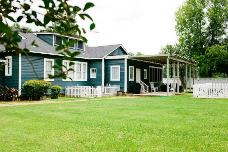 Sparkling Pool and Timeless Charm - Spacious Southern Mansion Отели в г. Elmore County