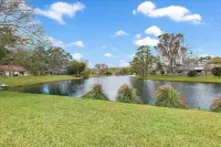 Waterfront Lot with Fishing and Tennis Courts - Charming Unique Cottage
