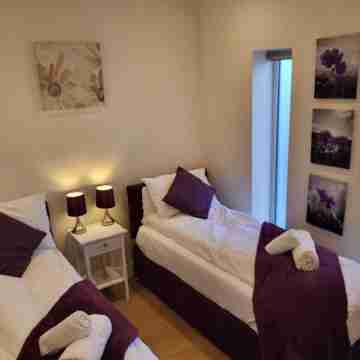 Modern and Classy 2 bedroom Flat, Free parking Rooms