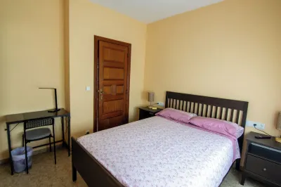 Cal Kim Hotels near Pàrquing del Carrer del Riu