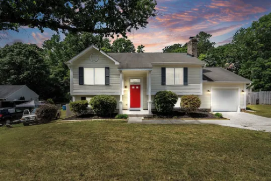 Modern Retreat, Close to Charlotte with Game Room, Grill, Patio & Free Parking