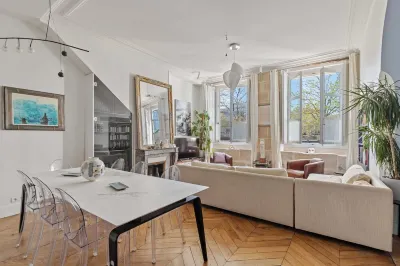 On a southern quay of the Île Saint Louis. Like a house. Close to Notre-Dame. Hotels in Ile Saint-Louis