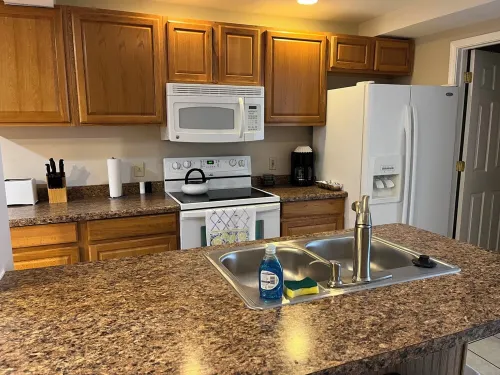 #11 2-bedroom apartment in historic Lorain, across from Palace Theatre. Hotels in Lorain