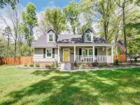 Charming Getaway on the Greenway! Hotels in Fort Mill