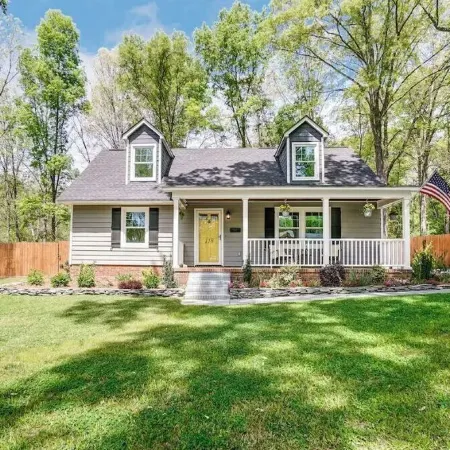 Charming Getaway on the Greenway!
