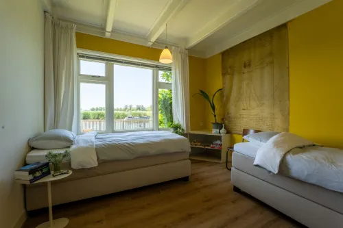 Het Voorhuis Van de Oude Boerderij Aan de Friese Meren Met Eigen Steiger