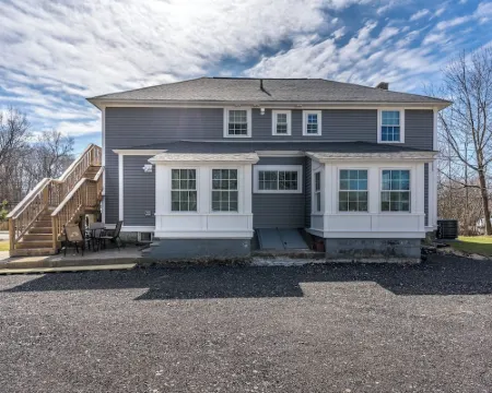 Beautifully Remodeled Colonial Charmer - 3 Bed, 2 Bath Near Tuscan Village! Hoteles en Salem