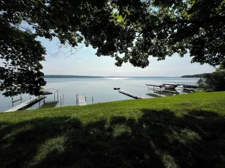 Charming 2-bedroom cabin sits on 2.5 acres on Hubbard Lake. Отели в г. Алкона Каунти