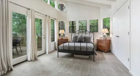 Woodsy Cottage in Downtown Отели в г. Ковингтон