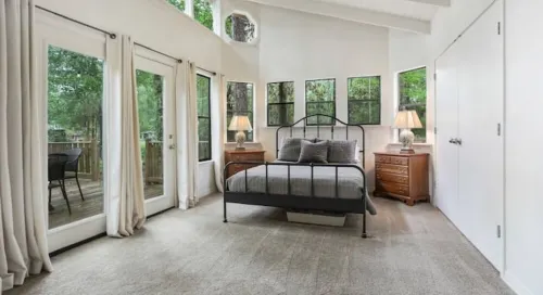 Woodsy Cottage in Downtown Hotels in Covington